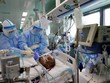 Nhân viên y tế chăm sóc bệnh nhân COVID-19 tại bệnh viện ở Vũ Hán, tỉnh Hồ Bắc, Trung Quốc. (Ảnh: THX/TTXVN).