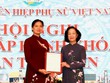 Bà Trương Thị Mai trao quyết định điều động bà Hà Thị Nga (Ảnh: Cổng TTĐT TƯ Hội LHPN Việt Nam).