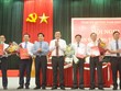 Thường trực Tỉnh ủy Quảng Nam trao quyết định và tặng hoa chúc mừng các đồng chí được Ban Bí thư chỉ định tham gia Tỉnh ủy nhiệm kỳ 2015-2020. Ảnh: Quảng Nam Online.