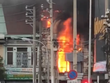 Ngọn lửa đỏ rực, bao trùm căn hộ xảy ra hoả hoạn. 
