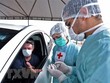 Nhân viên y tế xét nghiệm nhanh COVID-19 cho người dân tại Brasilia, Brazil. (Ảnh: AFP/TTXVN)
