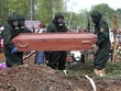 Người chết vì Covid-19 được an táng ở ngoại ô Moskva, Nga, hôm 15/5. Ảnh: Reuters.