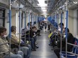 Hành khách đeo khẩu trang và găng tay phòng lây nhiễm COVID-19 trên tàu điện ngầm ở Moskva, Nga. (Ảnh: THX/TTXVN).