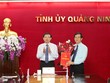 Bí thư Tỉnh ủy, Chủ tịch HĐND tỉnh Quảng Ninh Nguyễn Xuân Ký trao quyết định và chúc mừng đồng chí Vũ Quyết Tiến.
