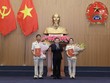 Thừa uỷ quyền của Chủ tịch nước, Viện trưởng Viện Kiểm sát nhân dân Lê Minh Trí trao quyết định và chúc mừng ông Nguyễn Duy Giảng và bà Nguyễn Hải Trâm.
