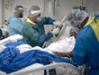 Bác sĩ điều trị cho bệnh nhân tại bệnh viện ở bang Rio de Janeiro hôm 10/6. Ảnh: AFP.