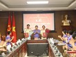 Viện trưởng Viện Kiểm sát nhân dân tối cao trao quyết định và chúc mừng đồng chí Lê Đức Xuân và đồng chí Nguyễn Tiến Sơn.