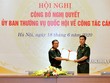 Đại tướng Đỗ Bá Tỵ trao quyết định và chúc mừng Thiếu tướng Đỗ Quang Thành.