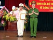 Thứ trưởng Bộ Công an Nguyễn Duy Ngọc trao quyết định của Bộ trưởng Bộ Công an cho Đại tá Đinh Văn Nơi.