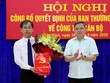 Ông Nguyễn Xuân Trường (người cầm hoa) - tân Chủ tịch UBND huyện Yên Bình
.