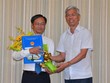 Phó Chủ tịch UBND TPHCM Võ Văn Hoan trao quyết định bổ nhiệm ông Võ Trung Trực. Ảnh: Sài Gòn giải phóng.