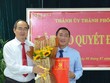 Bí thư Thành ủy TPHCM Nguyễn Thiện Nhân trao quyết định cho ông Phạm Thành Kiên. Ảnh: Trang tin điện tử Đảng bộ TPHCM.
