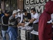 Người dân xếp hàng nhận thực phẩm miễn phí giữa đại dịch Covid-19 ở thủ đô Mexico City của Mexico hôm 9/7. Ảnh: AFP.