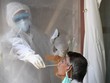 Nhân viên y tế lấy mẫu xét nghiệm cho người dân ở New Delhi, Ấn Độ, hôm 16/6. Ảnh: AFP.