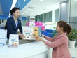 Chú thích hình ảnh: Khách hàng nhận quà khi tham gia chương trình “Tiết kiệm trúng nhà – nhận quà sức khỏe” của Vietbank
