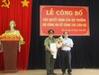 Phó Bí thư Tỉnh ủy, Chủ tịch UBND tỉnh Võ Ngọc Thành trao quyết định của Ban Thường vụ Tỉnh ủy cho Đại tá Rah Lan Lâm. Ảnh: Gia Lai Online.