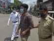 Cảnh sát Ấn Độ bắt một người đàn ông (giữa) vi phạm lệnh phong tỏa ngăn Covid-19 tại thành phố Siliguri, bang Tây Bengal hôm 25/7. Ảnh: AFP.