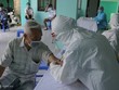 Nhân viên y tế phường Yên Hòa, quận Cầu Giấy lấy mẫu máu xét nghiệm cho người về từ Đà Nẵng ngày 30/7.
