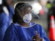 Nhân viên y tế tại một điểm xét nghiệm ở bang Florida, Mỹ, hôm 30/7. Ảnh: AFP.