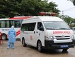 Xe cấp cứu chở bệnh nhân vào bệnh viện dã chiến. (Ảnh: Quốc Dũng/TTXVN).