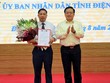 Ông Lê Thanh Bình (bên trái) giữ chức vụ Chánh Văn phòng Ủy ban Nhân dân tỉnh Điện Biên kể từ ngày 1/8/2020.