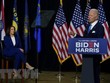 Ứng viên Tổng thống Mỹ của đảng Dân chủ Joe Biden (phải) và đối tác liên danh tranh cử, Thượng nghị sĩ Kamala Harris trong chiến dịch vận động bầu cử Tổng thống ở Wilmington, bang Delaware, ngày 12/8/2020. (Ảnh: AFP/TTXVN).