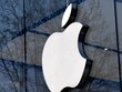 Biểu tượng của tập đoàn công nghệ Apple tại một cửa hàng ở Brussels, Bỉ. (Ảnh: AFP/TTXVN).