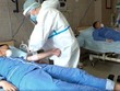 Nhân viên y tế chuẩn bị lấy máu từ người tình nguyện tham gia chương trình thử nghiệm vaccine của Nga hồi giữa tháng 7. Ảnh: Russian Defense Ministry.