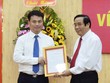 Đồng chí Nguyễn Thanh Bình trao quyết định và chúc mừng đồng chí Đặng Ngọc Huy.