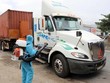 Nhân viên y tế phun thuốc khử khuẩn đối với những xe chở hàng hóa đến từ vùng dịch bệnh tại chốt kiểm soát dịch bệnh số 6 của Thừa Thiên-Huế. (Ảnh: Đỗ Trưởng/TTXVN).