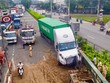 Hiện trường vụ tai nạn 2 xe container khiến 1 biển báo giao thông và 1 thanh giá long môn bị tông sập.