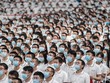 Sinh viên năm nhất đeo khẩu trang trong lễ khai giảng tại Đại học Vũ Hán ở Vũ Hán, tỉnh Hồ Bắc, Trung Quốc hôm 26/9. Ảnh: AFP.