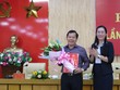Bà Bùi Thị Quỳnh Vân, Bí thư Tỉnh ủy Quảng Ngãi trao Quyết định của Ban Bí thư Trung ương Đảng chuẩn y Phó Bí thư Tỉnh ủy Quảng Ngãi đối với ông Đặng Văn Minh.