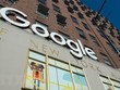 Biểu tượng của Google tại một tòa nhà ở New York, Mỹ. (Ảnh: AFP/TTXVN).