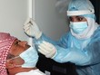 Nhân viên y tế lấy mẫu xét nghiệm nCoV tại sân bay quốc tế Muscat ở thủ đô Oman. Ảnh: AFP.
