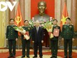 Tổng Bí thư, Chủ tịch nước Nguyễn Phú Trọng trạo Quyết định và tặng hoa cho hai tướng quân đội được thăng quân hàm.