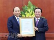 Thủ tướng Nguyễn Xuân Phúc trao Quyết định bổ nhiệm cho đồng chí Lê Minh Hoan, Ủy viên Trung ương Đảng giữ chức Thứ trưởng Bộ Nông nghiệp và Phát triển nông thôn. (Ảnh: Thống Nhất/TTXVN).