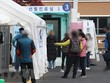 Người dân chờ lấy mẫu xét nghiệm COVID-19 tại Seoul. (Ảnh: Yonhap/TTXVN).