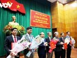 Ông Lê Trường Lưu, Bí thư Tỉnh ủy Thừa Thiên Huế (thứ 3 từ phải sang) và Phó Bí thư Thường trực Tỉnh ủy Nguyễn Quốc Đoàn trao các quyết định và tặng hoa chúc mừng các cán bộ được phân công, bổ nhiệm.