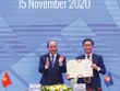 Bộ trưởng Bộ Công thương Trần Tuấn Anh ký kết RCEP với sự chứng kiến của Thủ tướng Chính phủ Nguyễn Xuân Phúc. Ảnh: Đức Thanh.