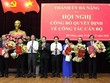 Lãnh đạo Thành ủy Đà Nẵng trao quyết định và tặng hoa chúc mừng các Uỷ viên Ban Thường vụ được phân công nhiệm vụ mới.