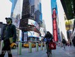 Người dân đeo khẩu trang phòng lây nhiễm COVID-19 tại New York, Mỹ, ngày 18/11/2020. (Ảnh: THX/TTXVN).