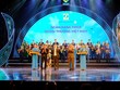 Đại diện Vietcombank, ông Lê Hoàng Tùng – Kế toán trưởng nhận biểu trưng Thương hiệu quốc gia cùng hoa chúc mừng từ Bộ trưởng Bộ Công thương Trần Tuấn Anh và đại diện Hội đồng Thương hiệu Quốc gia.