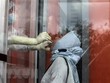 Nhân viên y tế lấy mẫu xét nghiệm COVID-19 tại Medan, Indonesia. (Ảnh: THX/TTXVN).