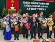 Ông Nguyễn Thanh Tùng, nguyên Bí thư Tỉnh ủy, Chủ tịch HĐND tỉnh Bình Định tặng hoa các cán bộ mới được bầu.