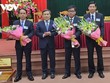 Ông Vũ Đại Thắng trao hoa chúc mừng ông Đoàn Ngọc Lâm (thứ hai từ phải sang); ông Hồ An Phong (ngoài cùng bên phải) và ông Phan Thanh Hùng (ngoài cùng bên trái).