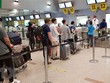 Công dân Việt Nam làm thủ tục lên máy bay. (Ảnh: TTXVN phát).