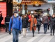 Người dân đeo khẩu trang phòng lây nhiễm COVID-19 tại Stockholm, Thụy Điển, ngày 3/11/2020. (Nguồn: THX/TTXVN).