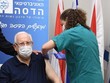 Tổng thống Israel Reuven Rivlin được tiêm chủng vắcxin phòng COVID-19. (Nguồn: Twitter).