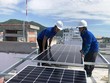 Lắp đặt hệ thống điện măt trời cho hộ dân ở thành phố Quy Nhơn, tỉnh Bình Định. (Ảnh: Nguyên Linh/TTXVN)